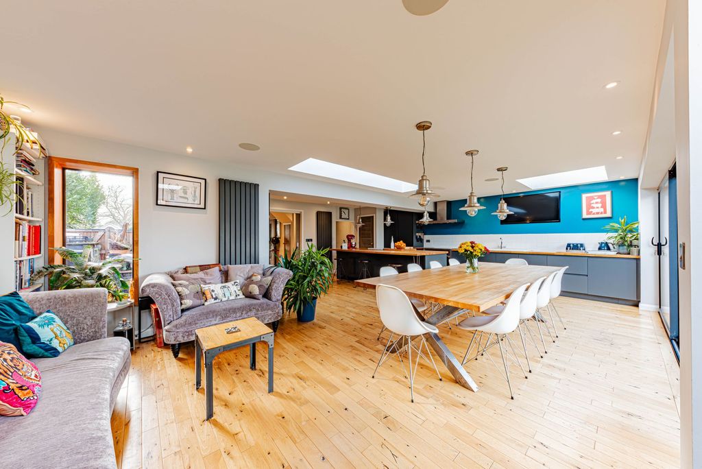 Property photo 3 of 28 Living Room/Dining Room/Kitchen (2)