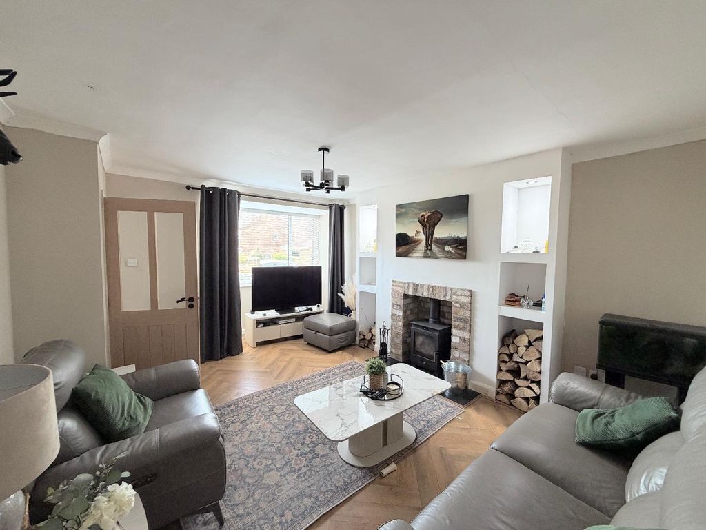 Property photo 2 of 11 Lounge
