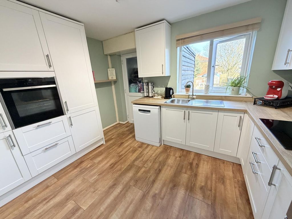 Property photo 2 of 10 Kitchen