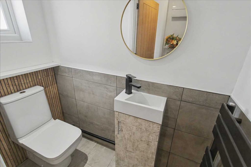 Property photo 3 of 22 Cloaks/WC