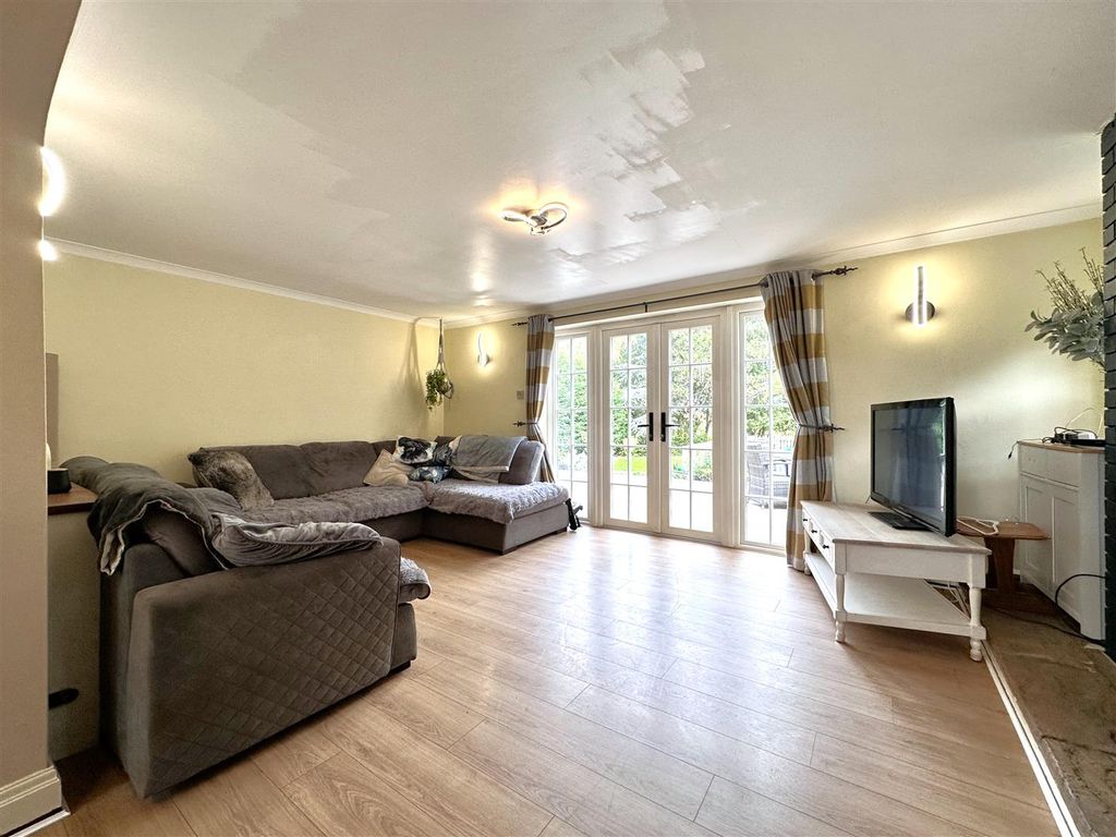 Property photo 2 of 28 Generous Living Room 986