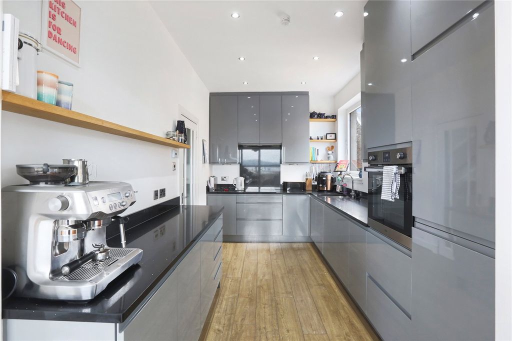 Property photo 3 of 27 Picture No. 16