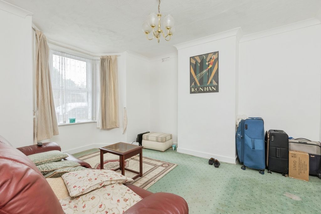 Property photo 3 of 14 Lounge