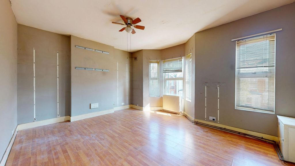 Property photo 3 of 10 Flat 2, 10 Whitestile Road, Brentford, Tw8 9Nj