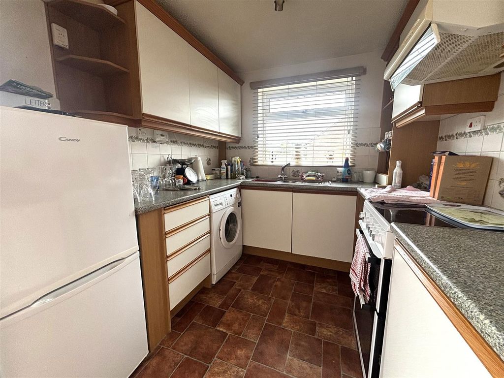 Property photo 3 of 12 Kitchen