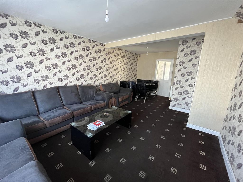 Property photo 2 of 15 Lounge