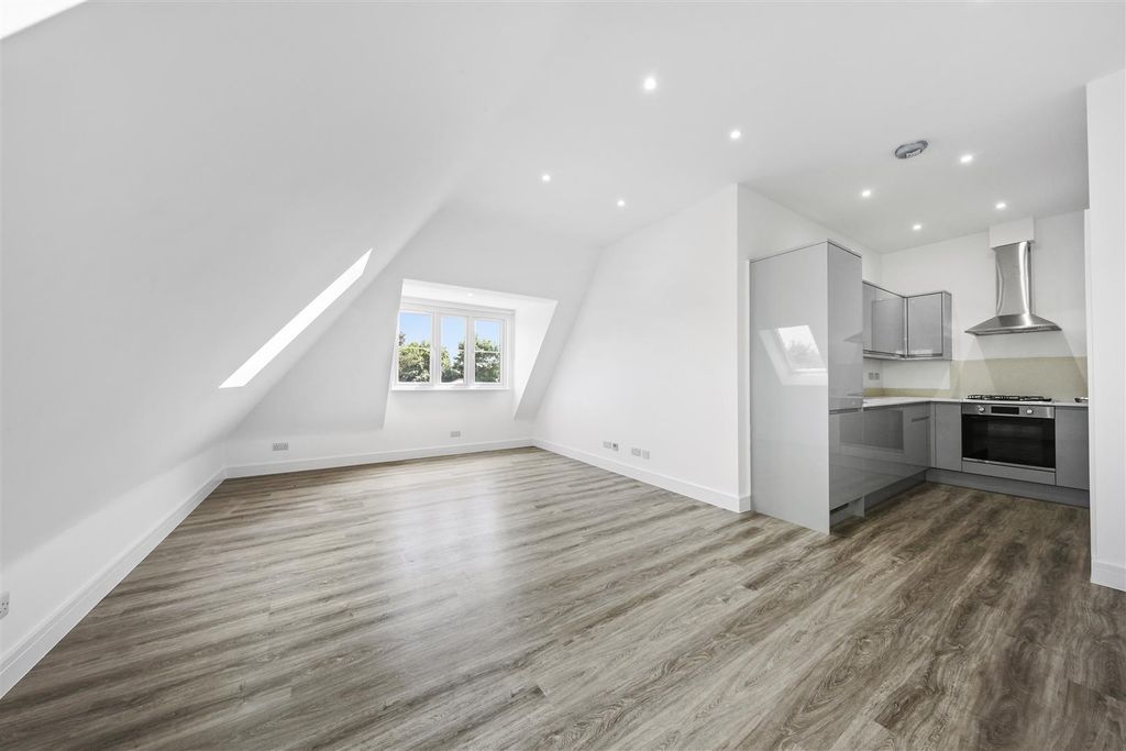 Property photo 2 of 7 Flats 7, 15-17 Tudor Gardens - 651O0K5Bnwqgurfipbg