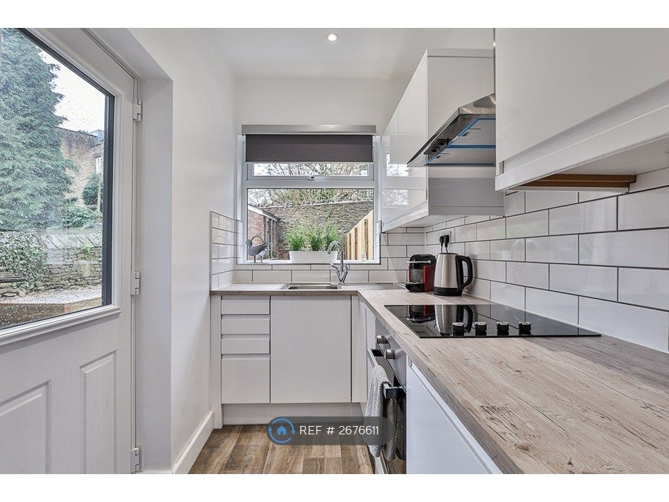 Property photo 3 of 8 Kitchen