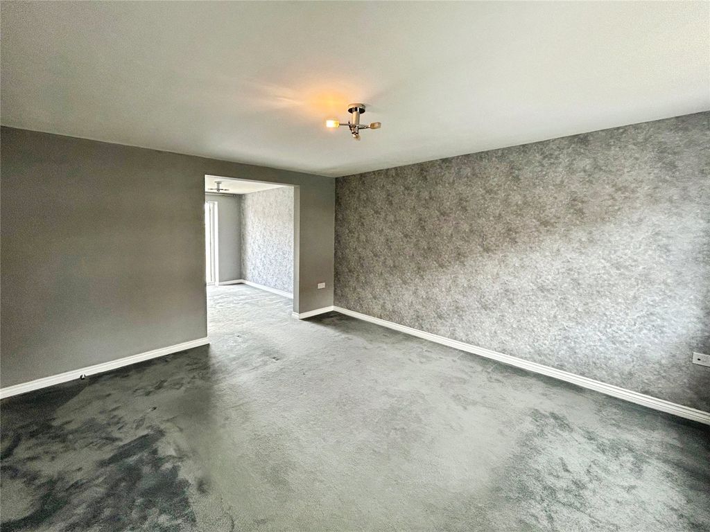 Property photo 2 of 16 Lounge