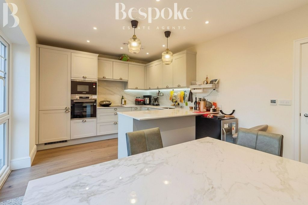 Property photo 2 of 26