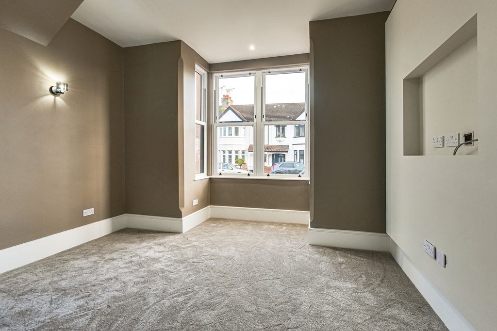 Property photo 3 of 39