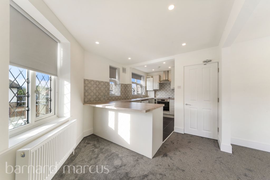 Property photo 3 of 8 Kitchen