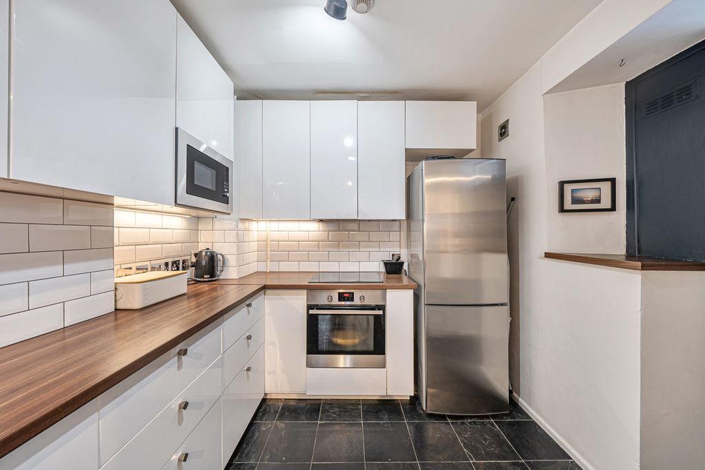 Property photo 3 of 17 Kitchen