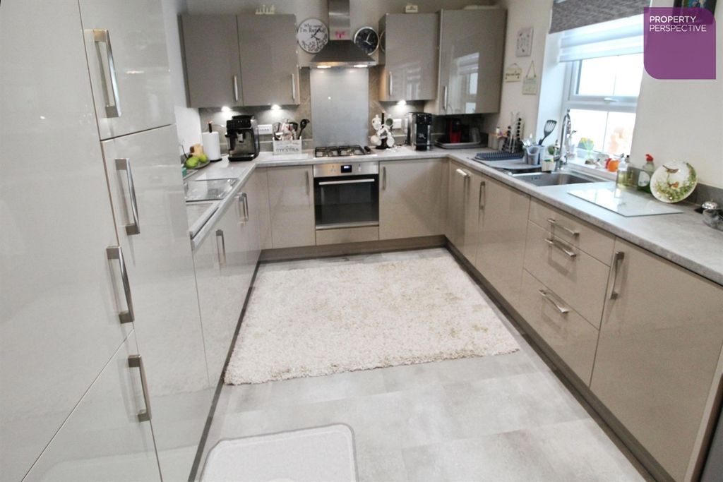 Property photo 3 of 14 Dining Kitchen