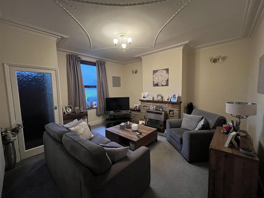 Property photo 2 of 13 Lounge