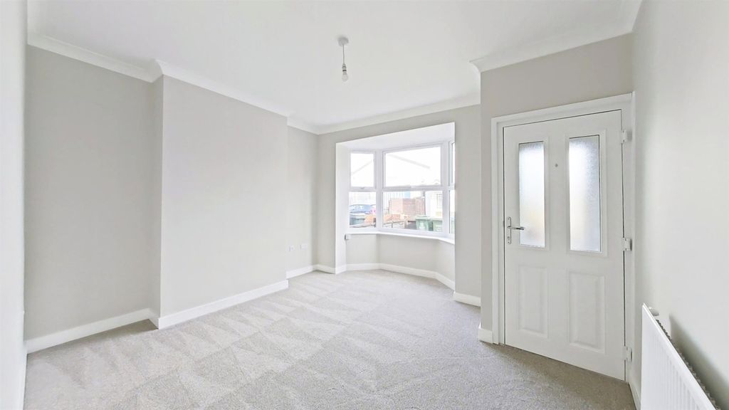 Property photo 3 of 16 Lounge