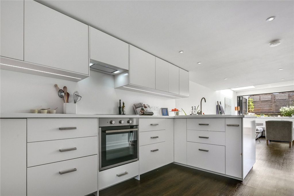 Property photo 3 of 7 Kitchen