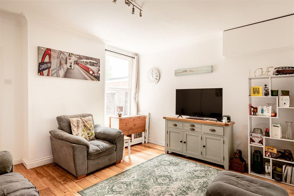 Property photo 3 of 11 39 Mill Green Road-4.Jpg