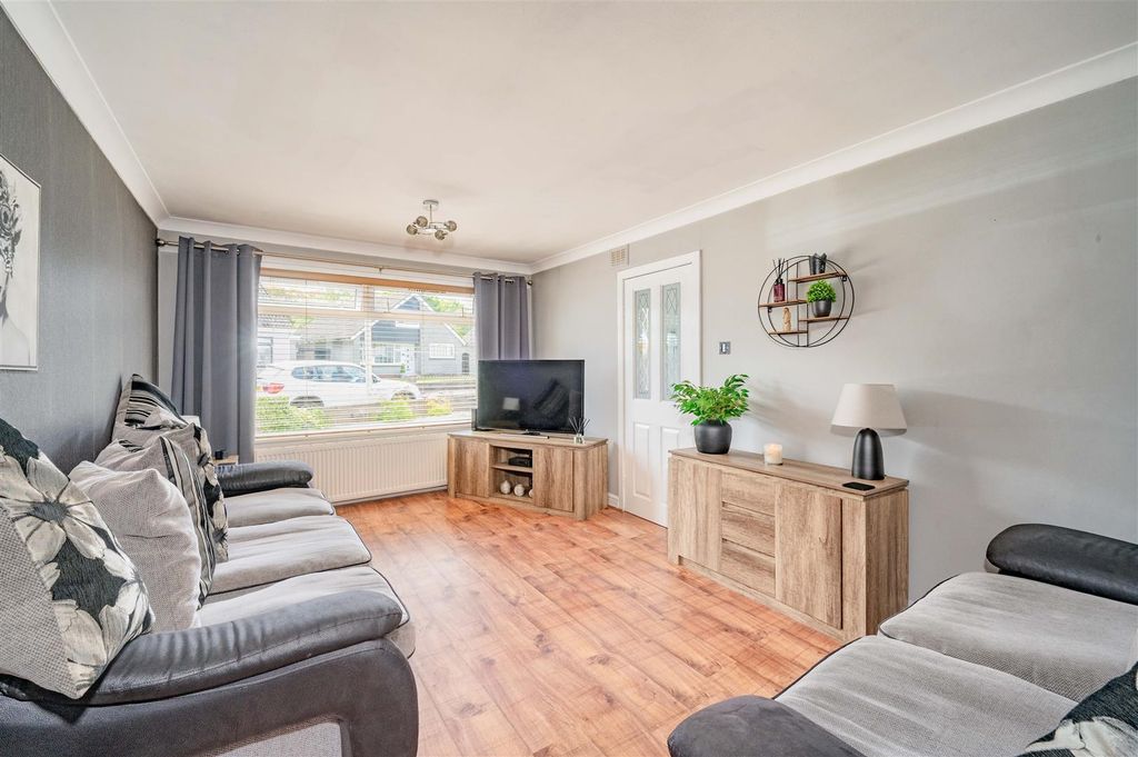 Property photo 3 of 25 21 Strachan Avenue Bf-5.Jpg