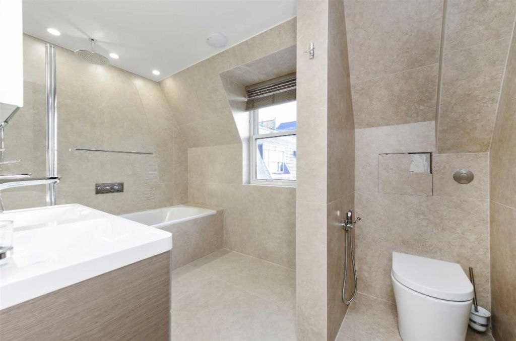 Property photo 3 of 10 Property-Photo-1018