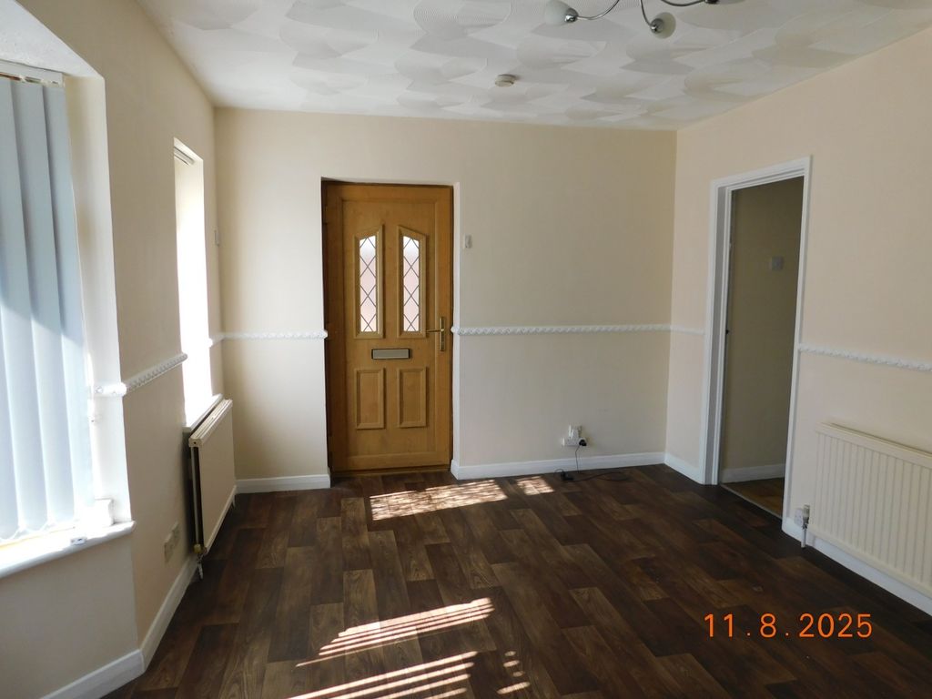 Property photo 3 of 8 Lounge