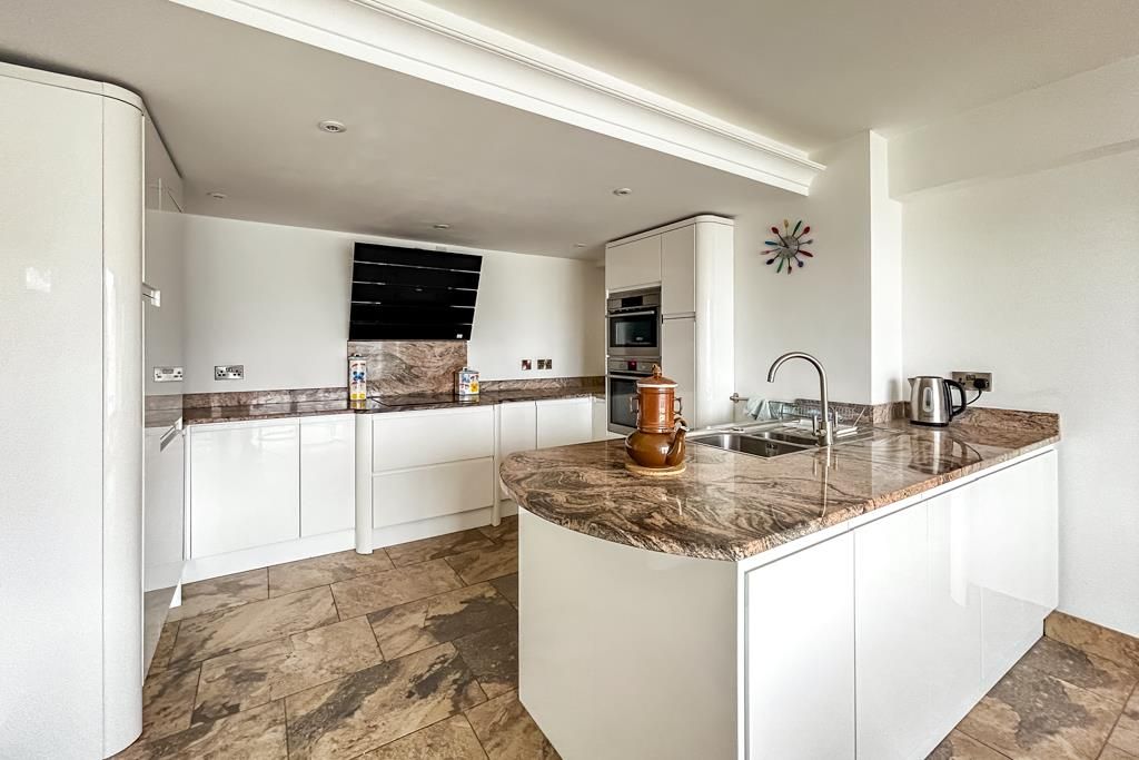 Property photo 3 of 25 Kitchen/Diner