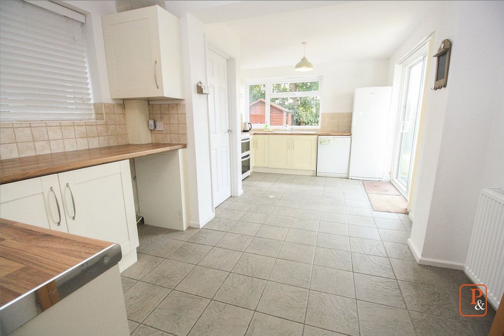 Property photo 3 of 11 Kitchen