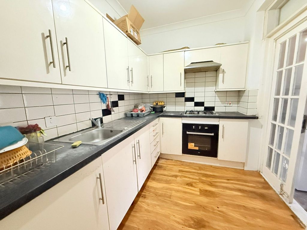 Property photo 1 of 5 Ensuite Room To Let Close To Ilford Station-Â£900 Pcm