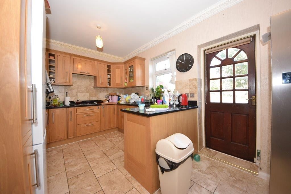Property photo 1 of 8 Lord Avenue 33 (4)