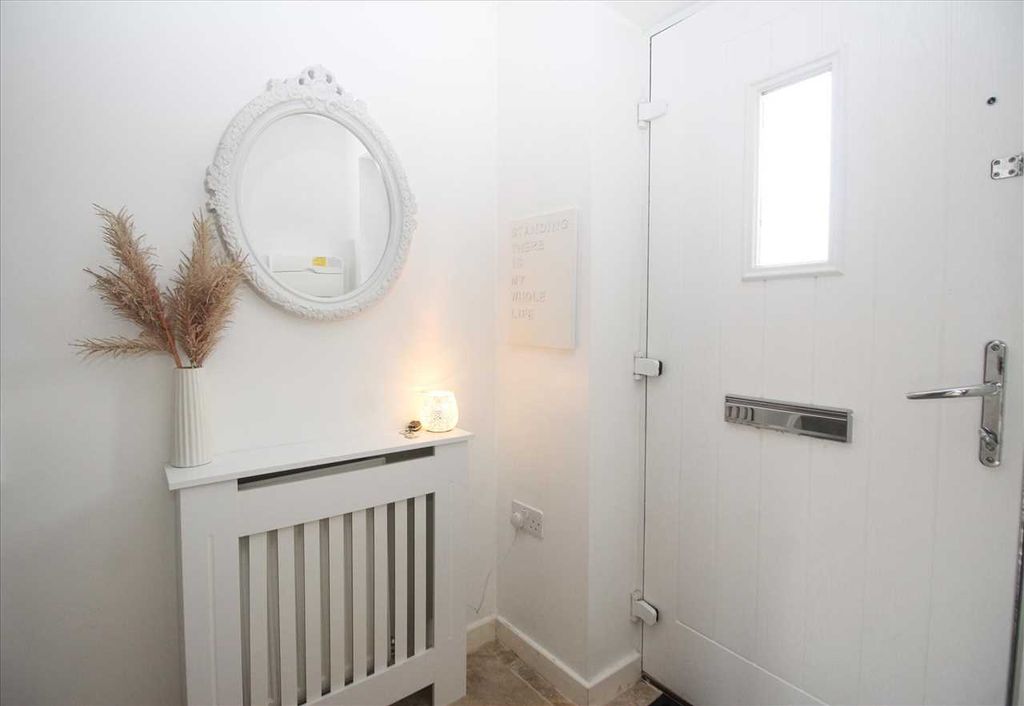 Property photo 2 of 12 Entrance Hall