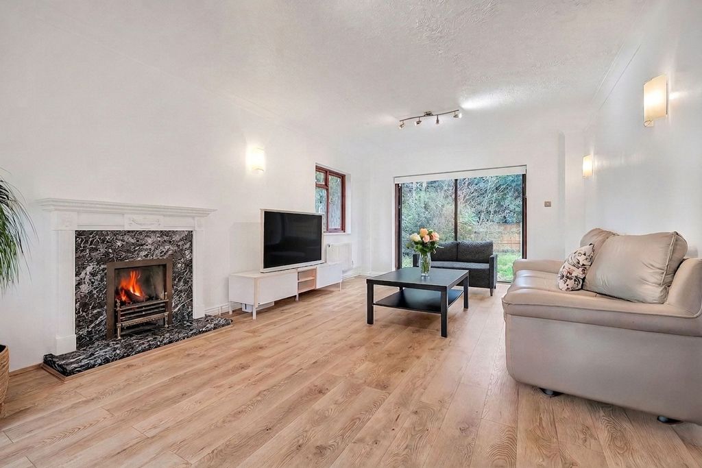 Property photo 1 of 10 Living Room