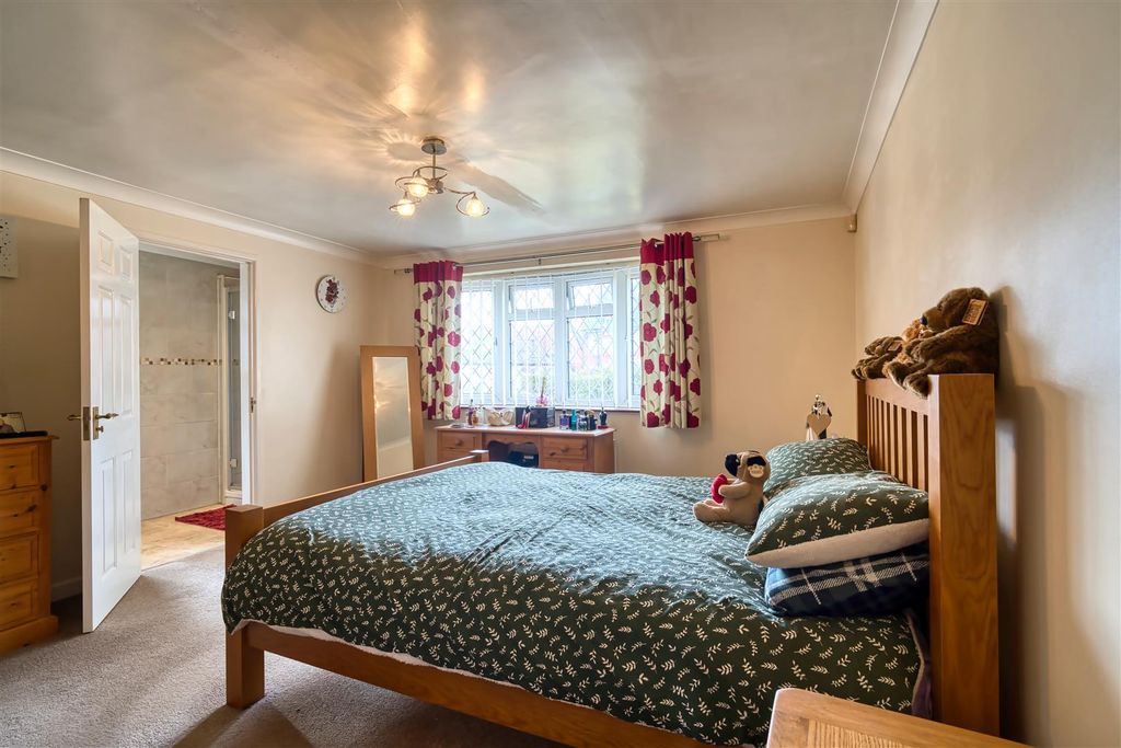 Property photo 3 of 10 Main Bedroom