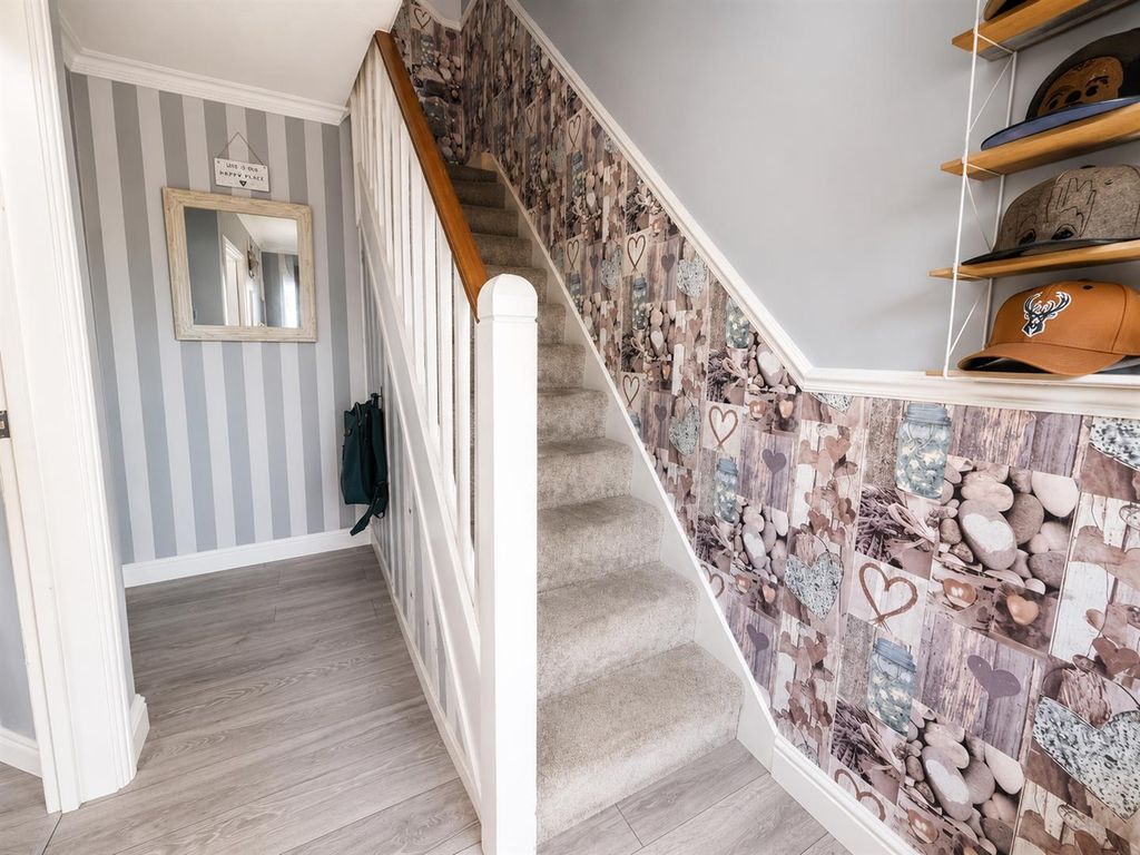 Property photo 2 of 11 Entrance Hall