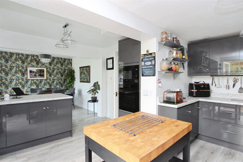 Property photo 2 of 26 Open Plan Kitchen / Dining / Family Area
