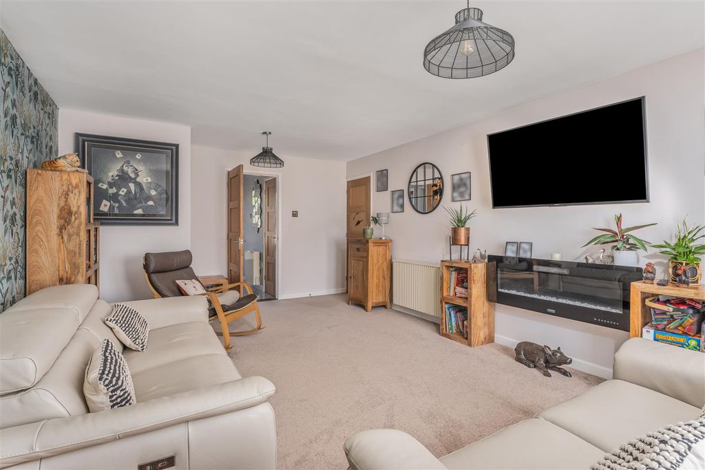 Property photo 2 of 22 8 Buzzards Close, Little Bourton-5.Jpg