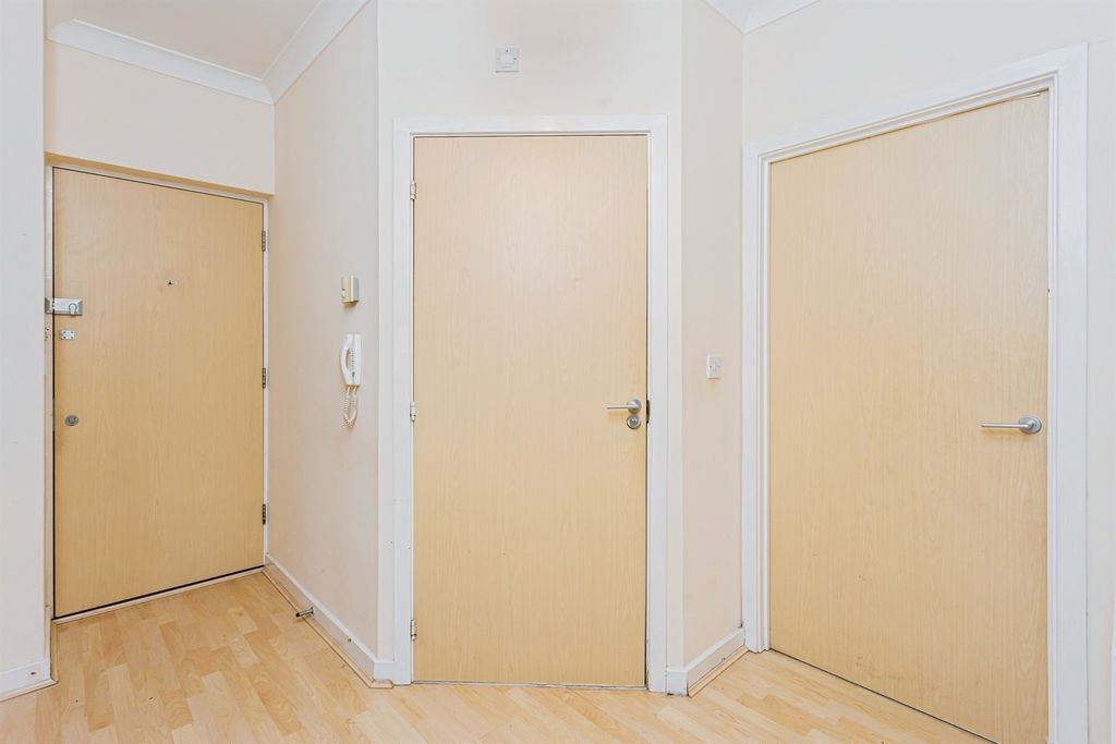 Property photo 3 of 20 Entrance Hall