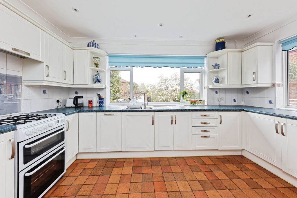 Property photo 3 of 26 Kitchen