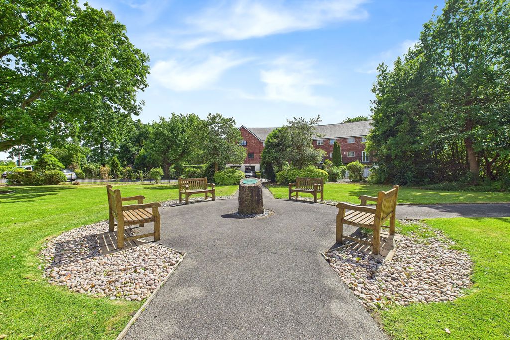 Property photo 2 of 11 Communal Gardens