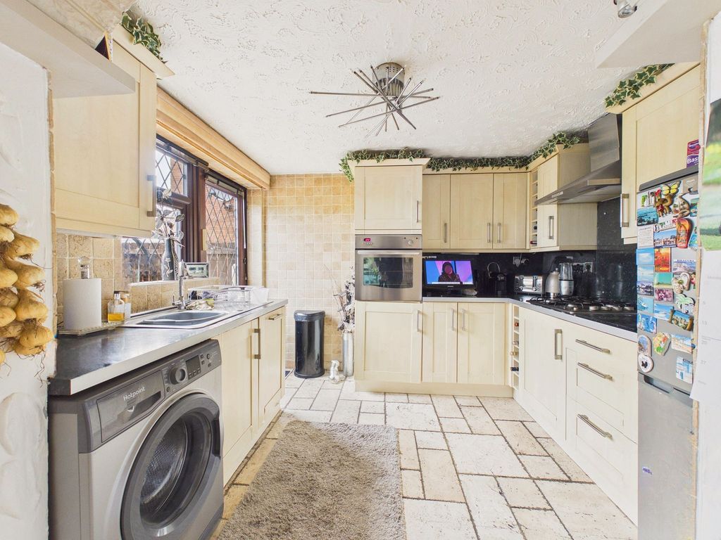Property photo 3 of 12 Kitchen
