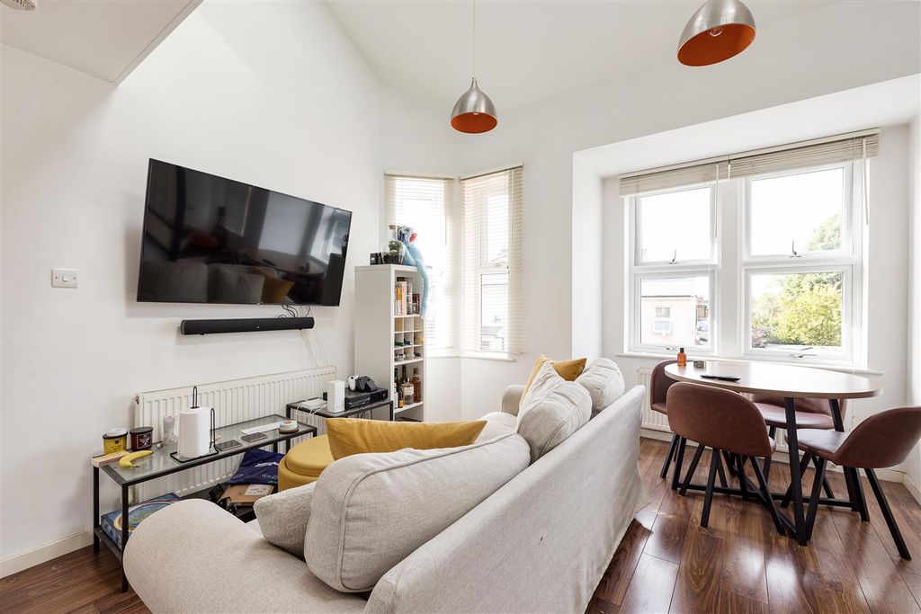 Property photo 3 of 11 Pembroke Road, E17