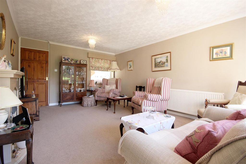 Property photo 2 of 28 Lounge