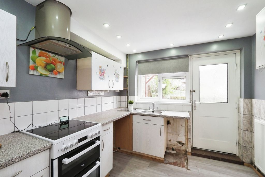 Property photo 3 of 17 Kitchen