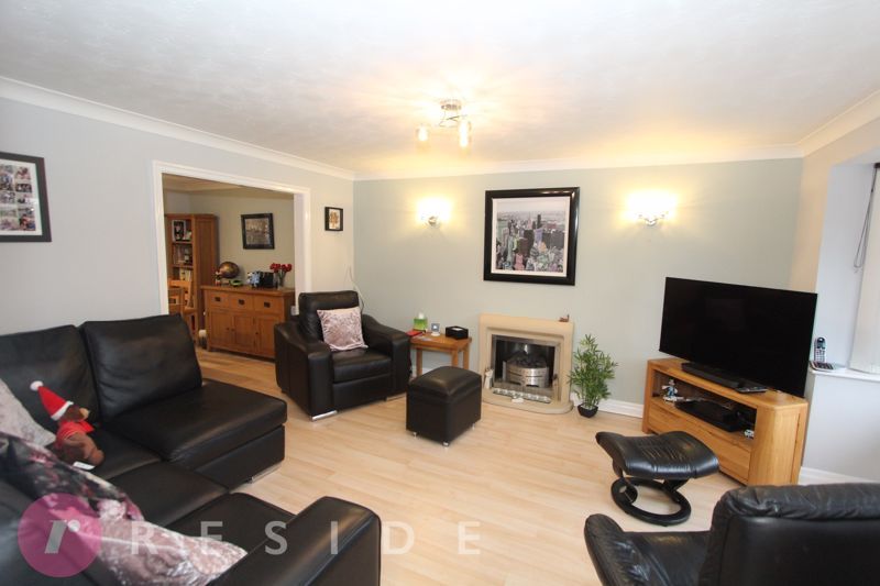 Property photo 2 of 17 Lounge