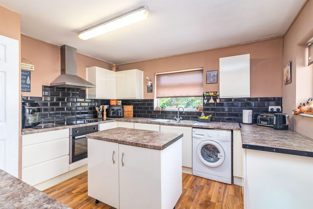 Property photo 3 of 11 Kitchen Breakfast Room
