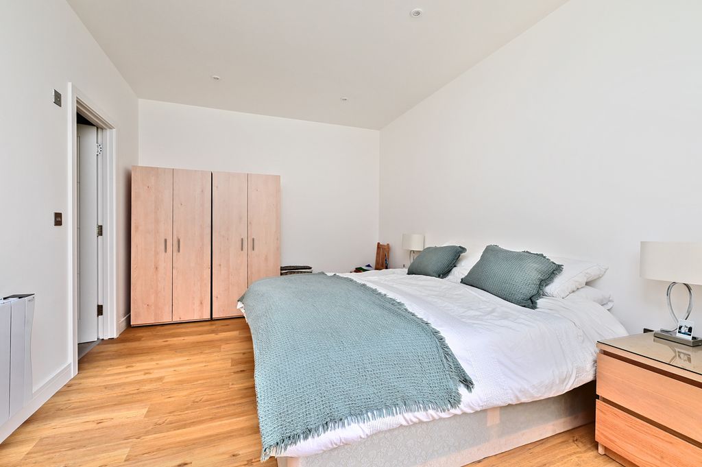 Property photo 1 of 9 Main Bedroom