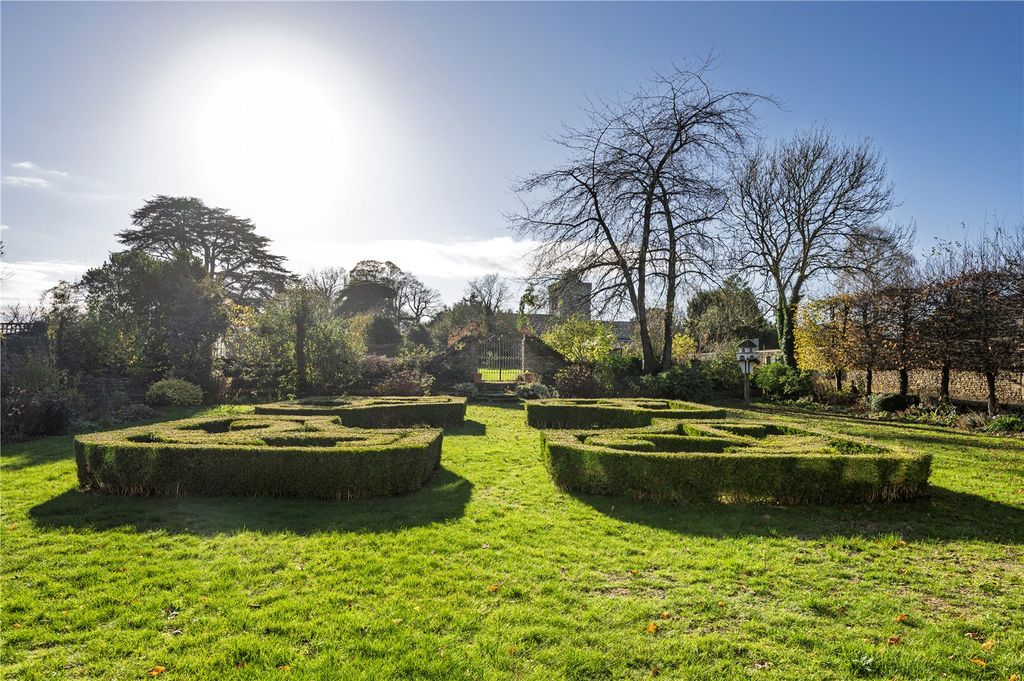 Property photo 3 of 19 Garden