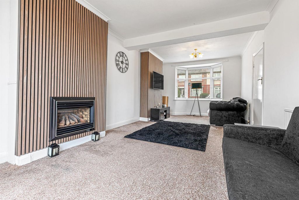 Property photo 2 of 20 Open Plan Lounge / Diner