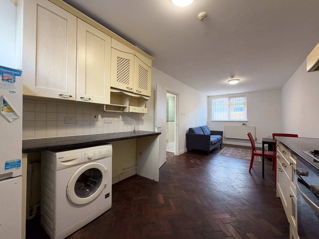 Property photo 3 of 9 42672ee3-1474-4F11-Bf8d-c2Becb18852c