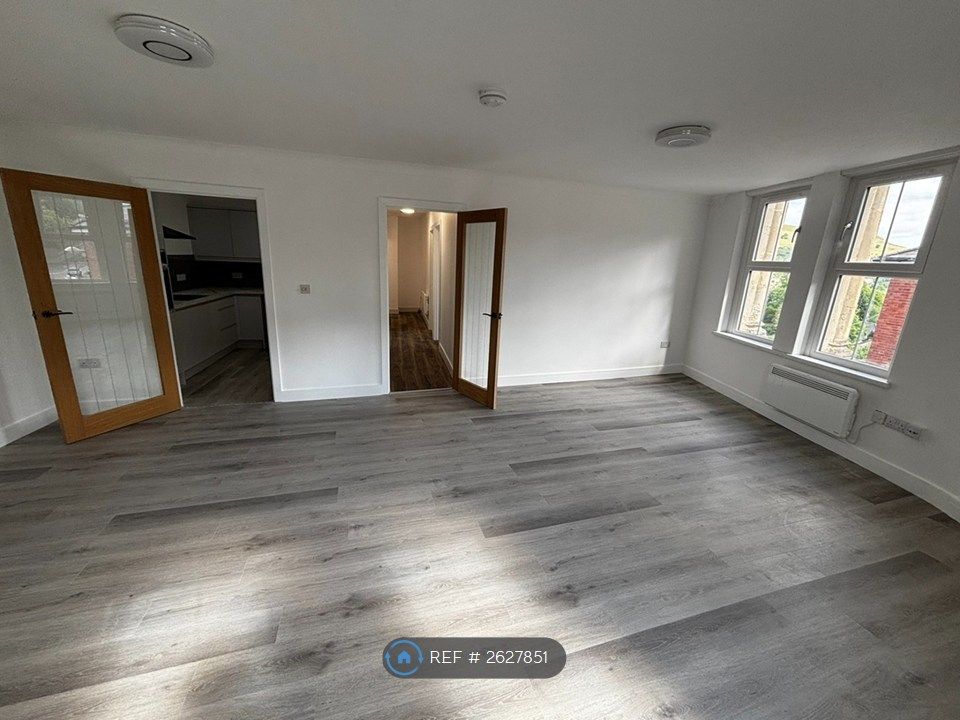 Property photo 1 of 11 Large Lounge