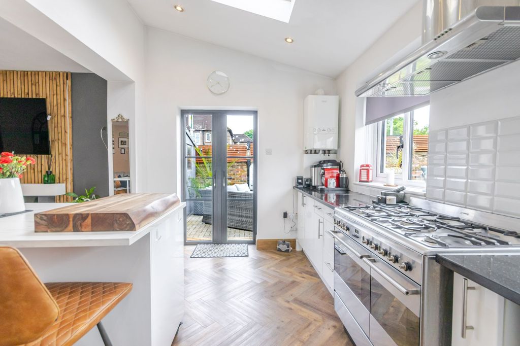 Property photo 2 of 19 Kitchen 5